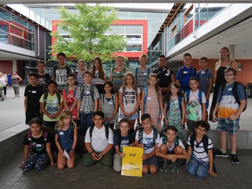 Klassenfoto einer neuen fünften Klasse im Innenhof.